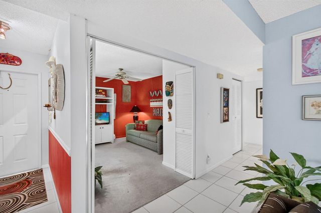 10247 N Circle Lake Drive 102, Boynton Beach, FL 33437