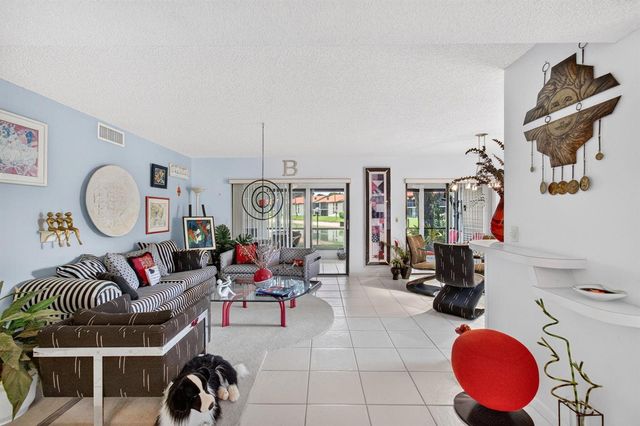 10247 N Circle Lake Drive 102, Boynton Beach, FL 33437