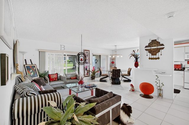 10247 N Circle Lake Drive 102, Boynton Beach, FL 33437