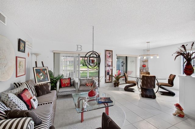 10247 N Circle Lake Drive 102, Boynton Beach, FL 33437