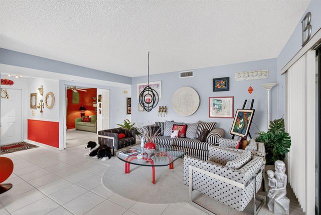 10247 N Circle Lake Drive 102, Boynton Beach, FL 33437
