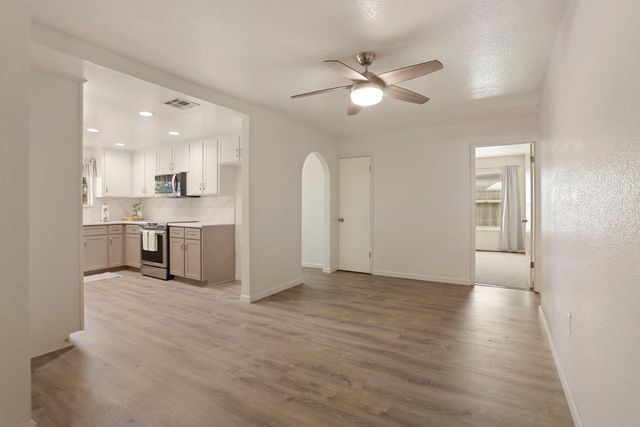 1207 Huntington Pl, Manteca, CA 95336