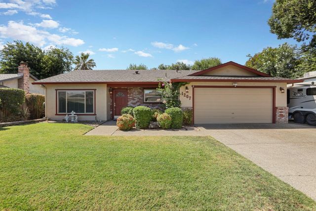 1207 Huntington Pl, Manteca, CA 95336