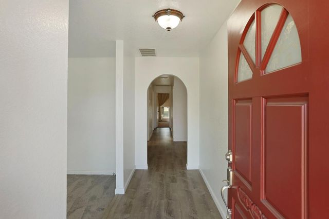 1207 Huntington Pl, Manteca, CA 95336