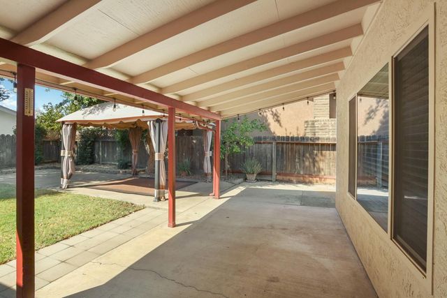 1207 Huntington Pl, Manteca, CA 95336