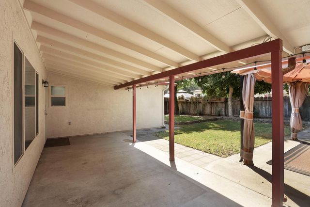 1207 Huntington Pl, Manteca, CA 95336