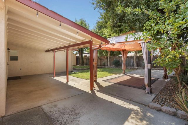 1207 Huntington Pl, Manteca, CA 95336