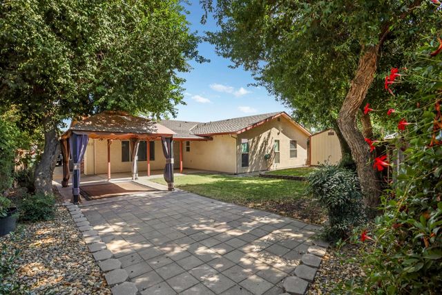 1207 Huntington Pl, Manteca, CA 95336
