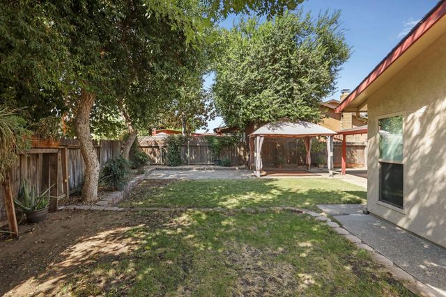 1207 Huntington Pl, Manteca, CA 95336