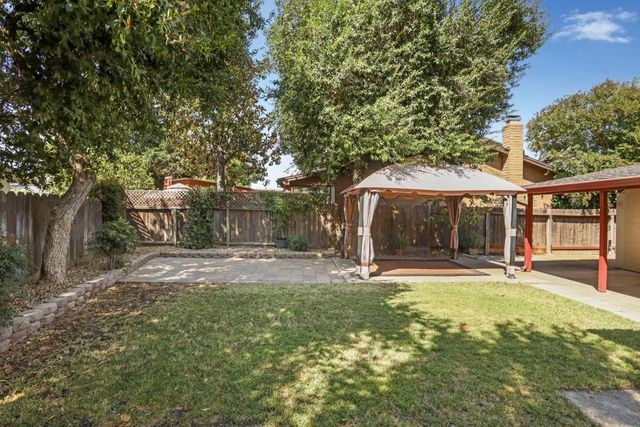 1207 Huntington Pl, Manteca, CA 95336