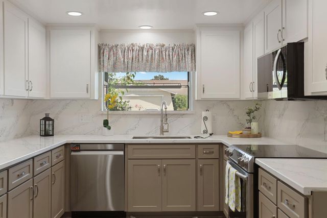 1207 Huntington Pl, Manteca, CA 95336