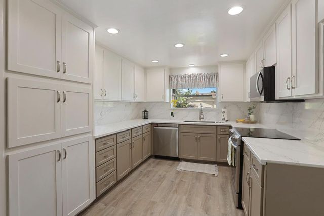 1207 Huntington Pl, Manteca, CA 95336