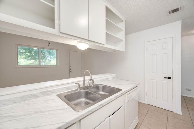 3306 Dolphin DR A, Austin, TX 78704