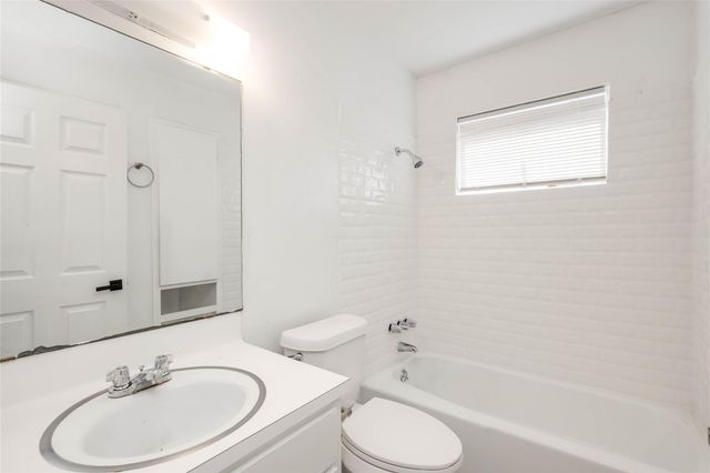 3306 Dolphin DR A, Austin, TX 78704