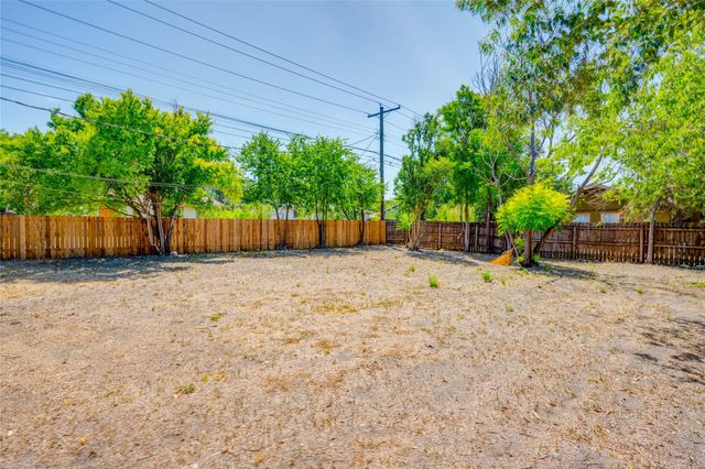 3306 Dolphin DR A, Austin, TX 78704