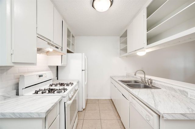 3306 Dolphin DR A, Austin, TX 78704