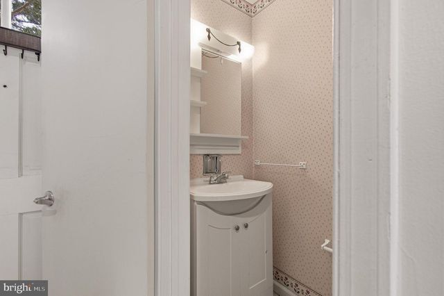 6149 STRASBURG DR, Centreville, VA 20121