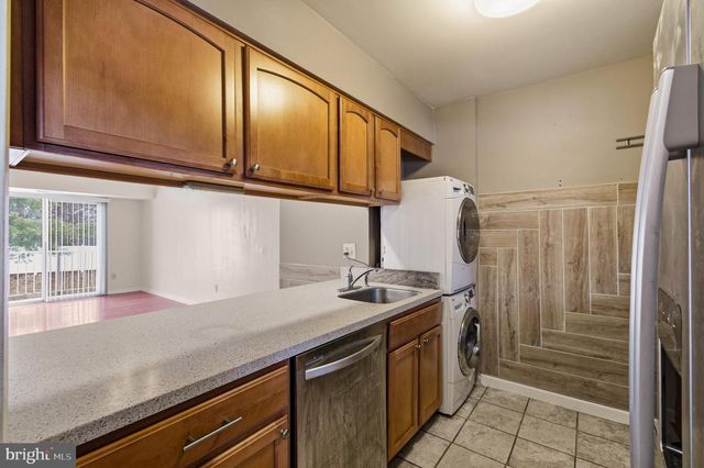 6149 STRASBURG DR, Centreville, VA 20121