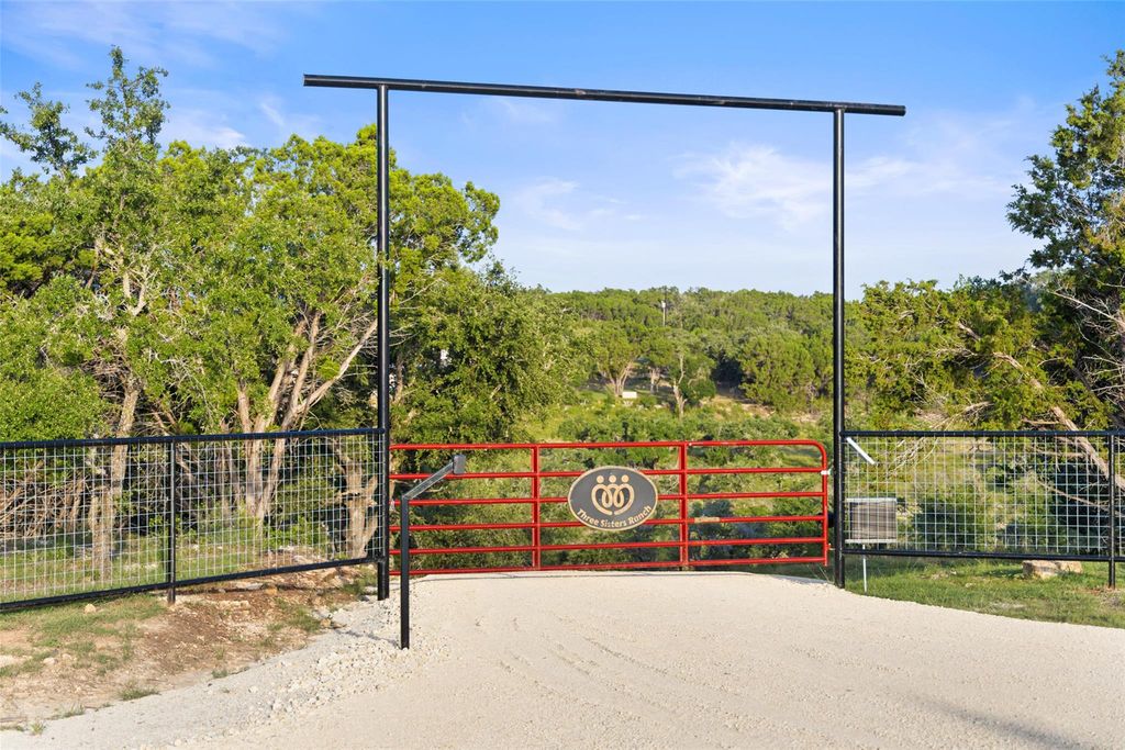 830 Ulrich RD, Johnson City, TX 78636