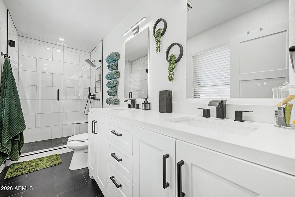 Image 14 of property listing at 3131 W MOLLY Lane, Phoenix, AZ 85083