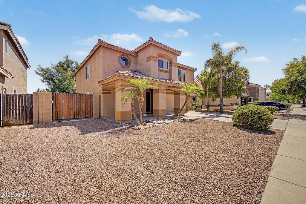Image 2 of property listing at 3131 W MOLLY Lane, Phoenix, AZ 85083