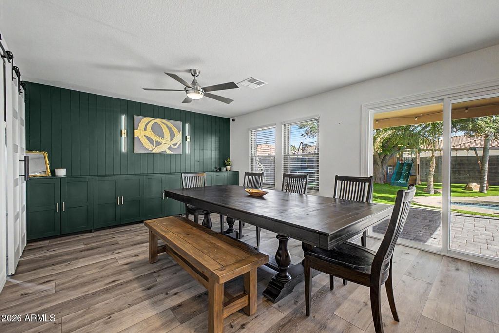 Image 5 of property listing at 3131 W MOLLY Lane, Phoenix, AZ 85083