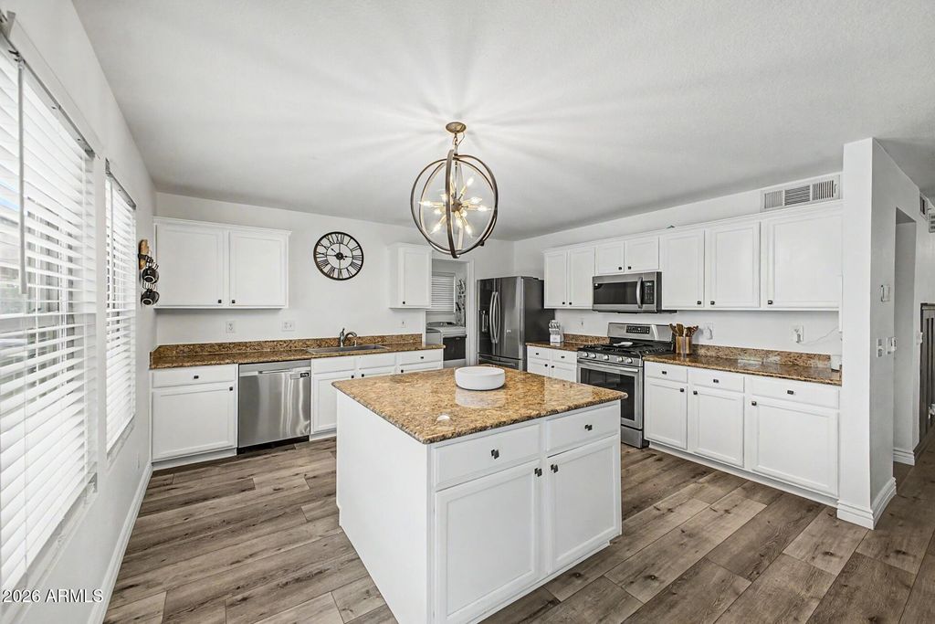 Image 8 of property listing at 3131 W MOLLY Lane, Phoenix, AZ 85083