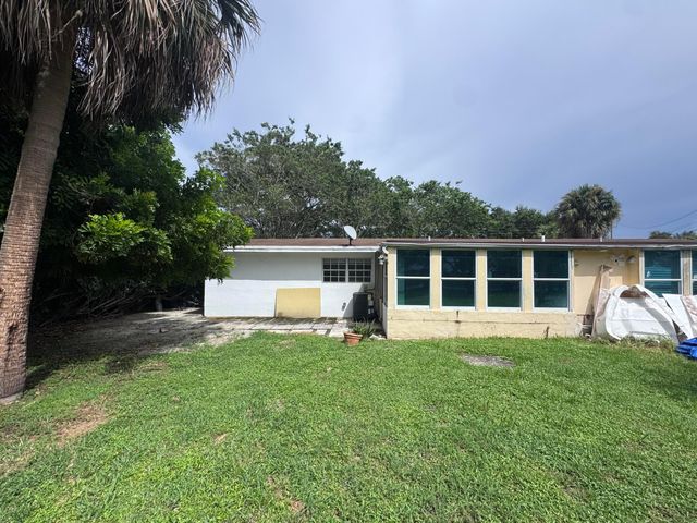 8911 Sunset Drive, Palm Beach Gardens, FL 33410