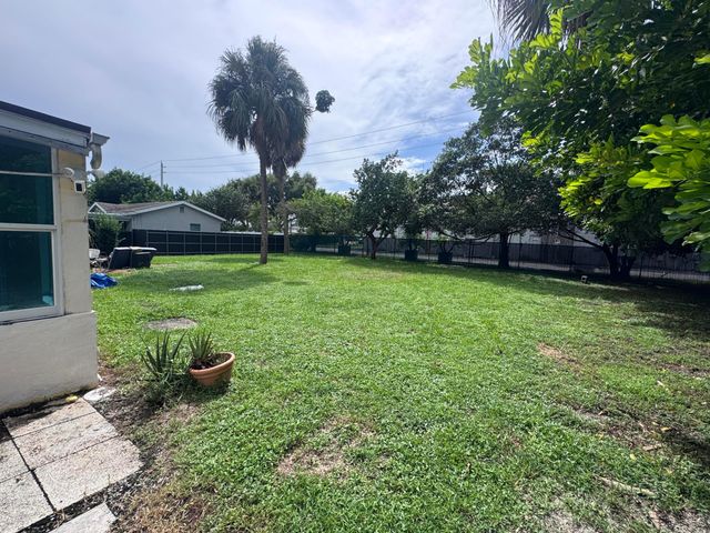 8911 Sunset Drive, Palm Beach Gardens, FL 33410