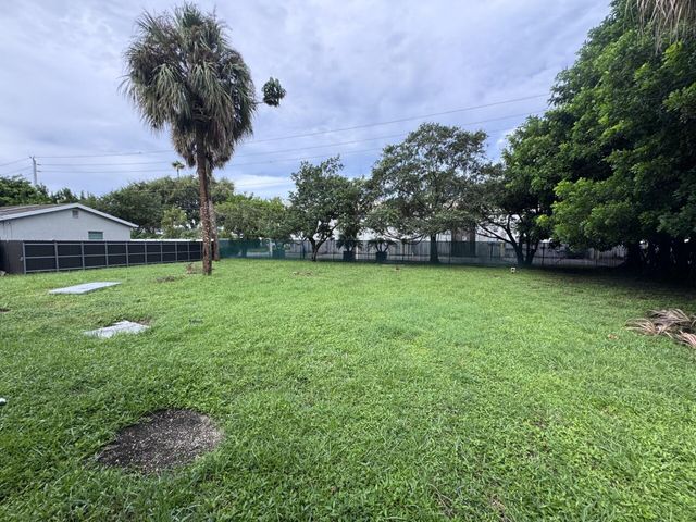 8911 Sunset Drive, Palm Beach Gardens, FL 33410
