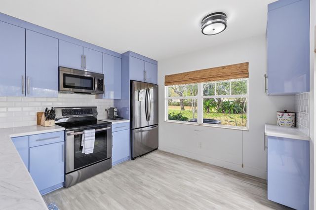 1934 Stratford Way, West Palm Beach, FL 33409