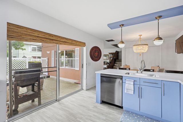 1934 Stratford Way, West Palm Beach, FL 33409