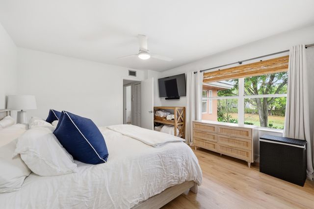 1934 Stratford Way, West Palm Beach, FL 33409