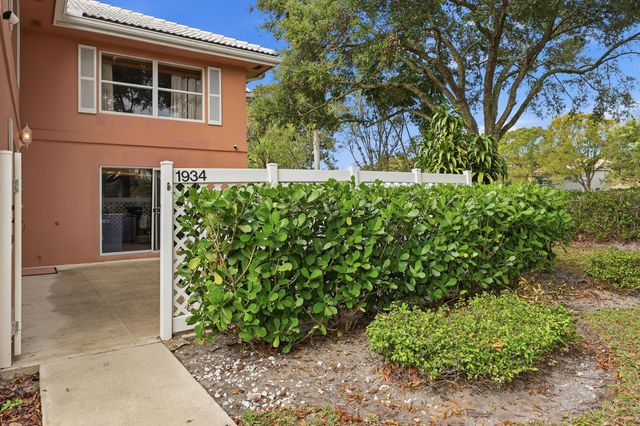 1934 Stratford Way, West Palm Beach, FL 33409