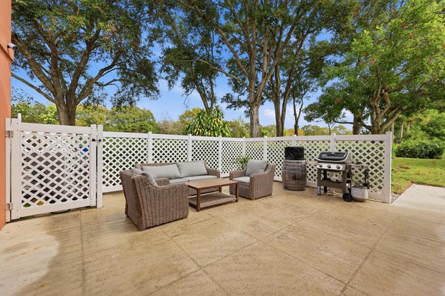 1934 Stratford Way, West Palm Beach, FL 33409