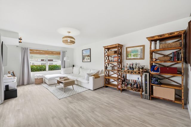 1934 Stratford Way, West Palm Beach, FL 33409