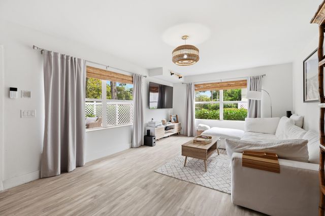 1934 Stratford Way, West Palm Beach, FL 33409