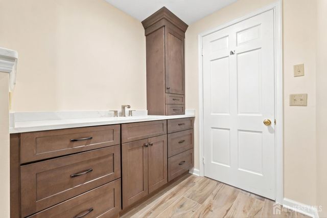 8 Sussex Way N, Monroe, NJ 08831