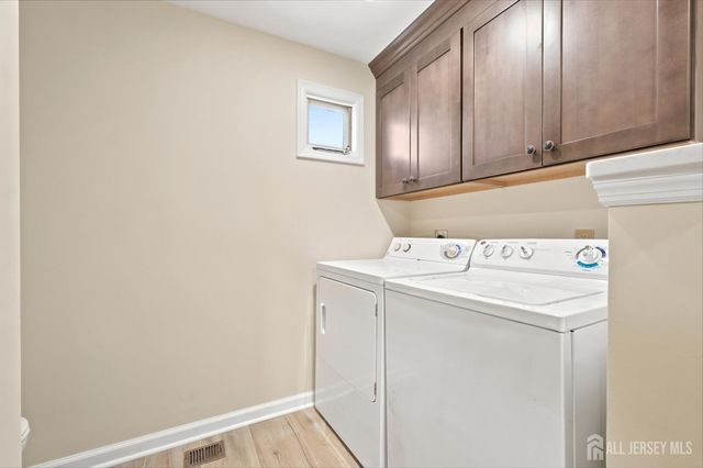 8 Sussex Way N, Monroe, NJ 08831