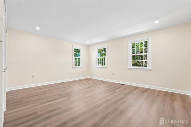 8 Sussex Way N, Monroe, NJ 08831