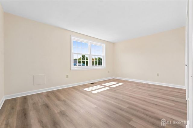 8 Sussex Way N, Monroe, NJ 08831