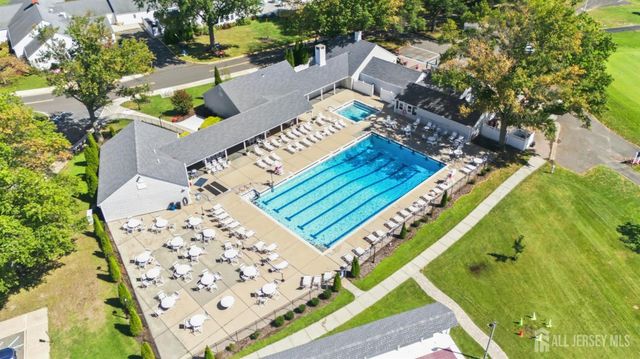 8 Sussex Way N, Monroe, NJ 08831