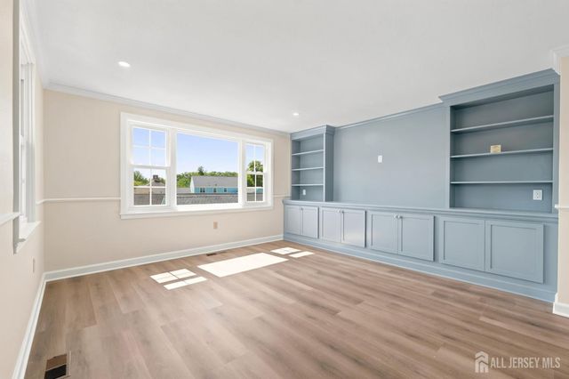 8 Sussex Way N, Monroe, NJ 08831