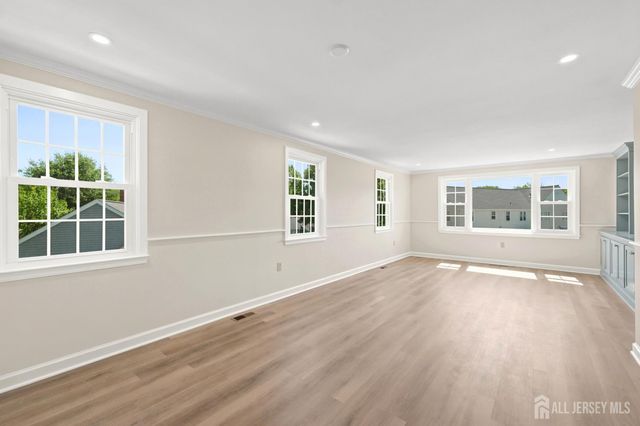 8 Sussex Way N, Monroe, NJ 08831