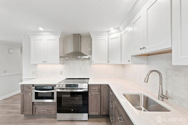 8 Sussex Way N, Monroe, NJ 08831