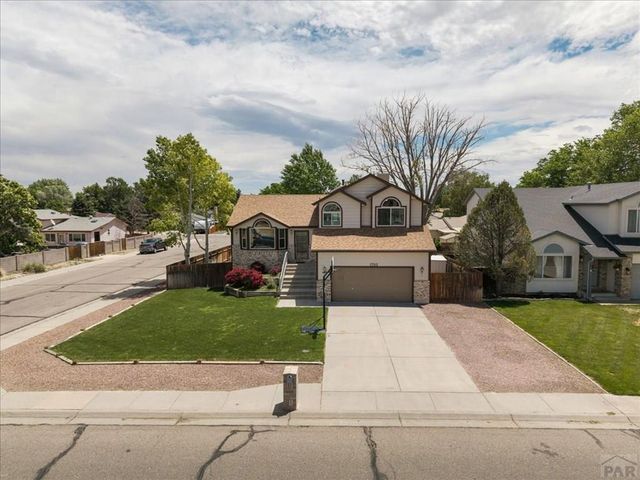 1702 Kingsroyal Blvd, Pueblo, CO 81005