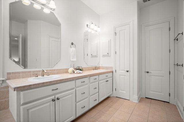 19 Swiftwater TRL, The Hills, TX 78738