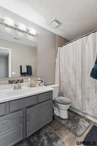 901 Sally Street, Papillion, NE 68046