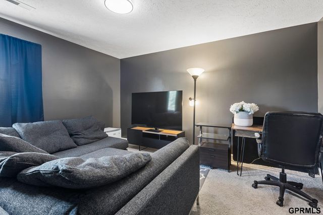 901 Sally Street, Papillion, NE 68046