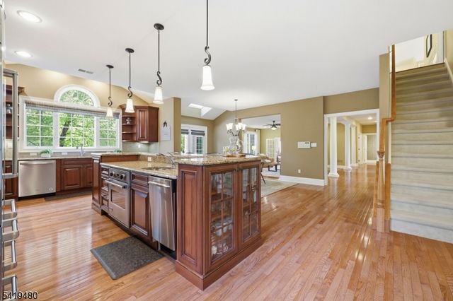 8 Ridgeline Dr, Washington Twp., NJ 07853